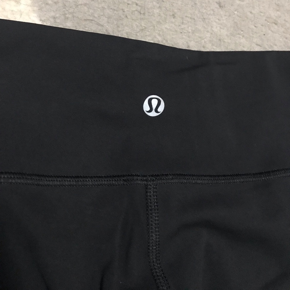 🆕WOMENS LULULEMON BLACK ATHLETIC CAPRI CROPS!😍💙 - Picture 4 of 4